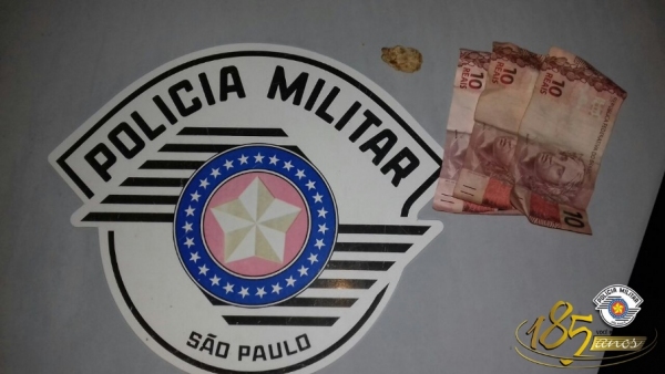 Adolescente portava pedra de crack que seria fracionada e vendida no tráfico de drogas (Foto: Cedida/PM).