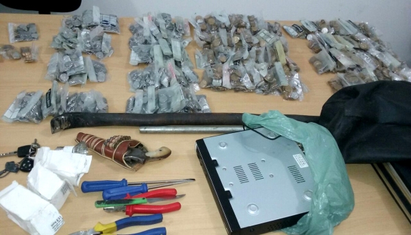 Dinheiro e arma recuperados pela PM. Na foto, ainda, o pé de cabra e as demais ferramentas usadas pelos assaltantes (Foto: Cedida/PM).