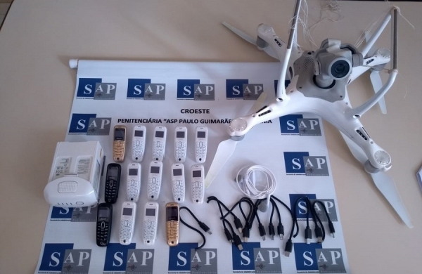 Drone carregava sacola com 14 celulares, carregadores e fone de ouvido, sendo derrubado por tiros disparados pelos Agentes de Escolta e Vigilância Penitenciária (Foto: Cedida/SAP).