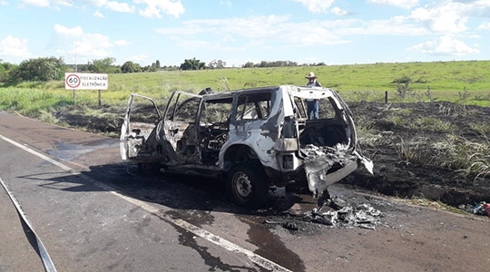 Viatura ficou totalmente destruída com o incêndio (Foto: Reprodução/Site Jorge Zanoni).
