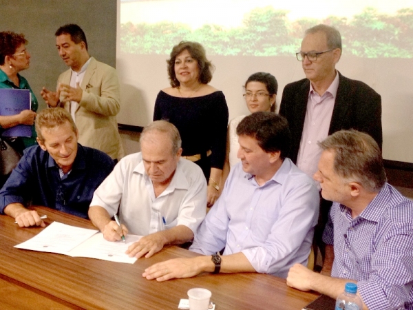 Ed Thomas, Pacheco, Secretário Floriano Pesaro e Bragato, observados por Dinha, Patrícia e Aguinaldo (Foto: Maciel Dantas/Cedida).