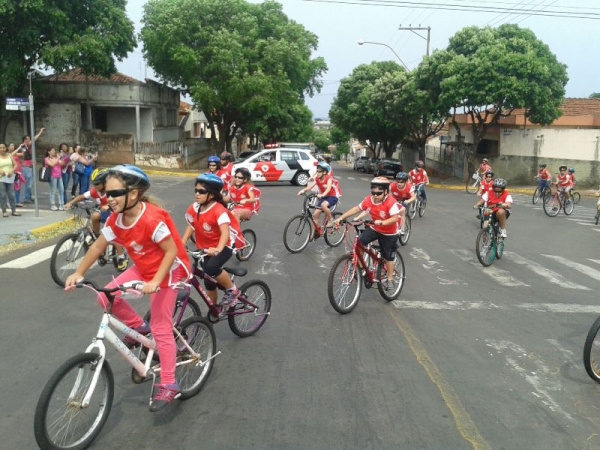 Com equipamentos de segurança, crianças realizaram hoje passeio pelas ruas do centro de Adamantina, em atividade da Polícia Militar e Lions Clube (Foto: Cedida)
