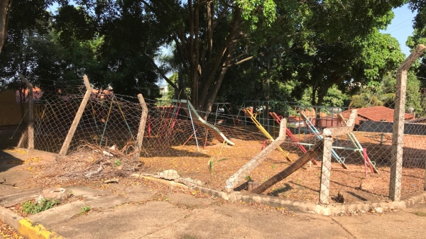 Alambrado estava destruído desde o começo do ano, e foi recuperado na última semana pela Prefeitura (Foto: Siga Mais).