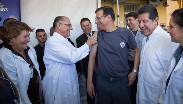 Governador Geraldo Alckmin vacina o Comandante Geral da Polícia Militar, Nivaldo Cesar Restivo (Foto: Diogo Moreira /A2img).