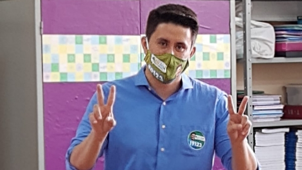 Alcio Ikeda na seção eleitoral onde votou neste domingo, em Adamantina (Reprodução).