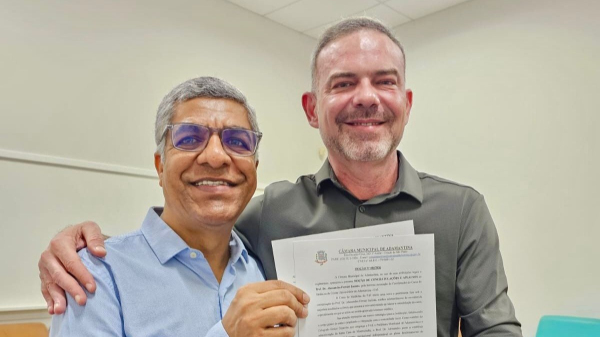 Vereador Helio Santos e o coordenador do curso de medicina da FAI, professor Dr. Alessandro Ferrari Jacinto (Acervo Pessoal).