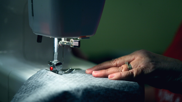 Cursos gratuitos ensinam a costurar (Imagem: Alexander Grey/Unsplash).