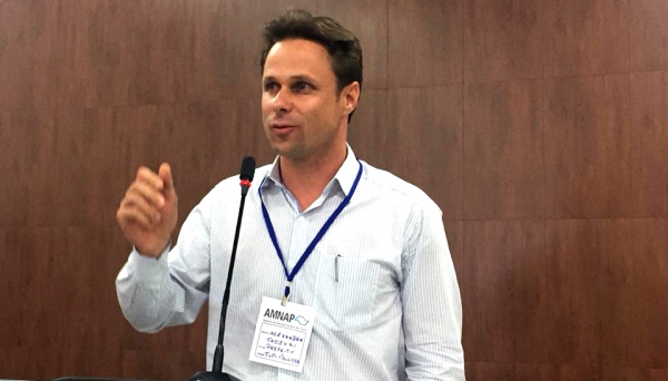 O presidente da Amnap, prefeito Alexandre Antonio, discursa durante assembleia em Osvaldo Cruz (Foto: Giuliano Panvéchio/Assessoria de Imprensa).