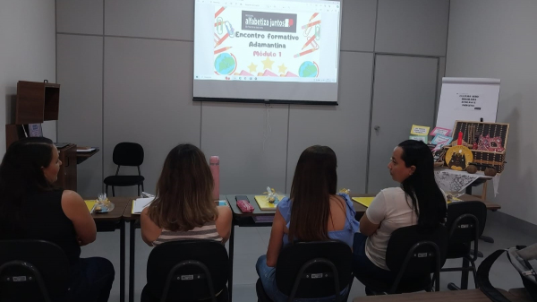 Professores da rede municipal em atividade de formacao (Cedida/PMA).