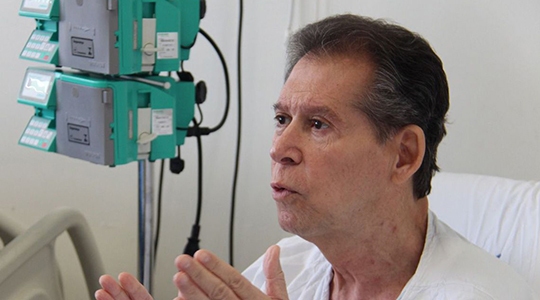 Vamberto Castro recebe tratamento de médicos da USP que fez desaparecer células de linfoma (Divulgação/FMRP/CTC).