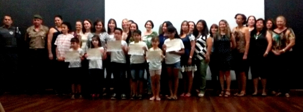 Estudantes das Escolas Navarro, Fleurides e Madre Clélia foram homenageados em Adamantina (Foto: Assessoria de Imprensa).