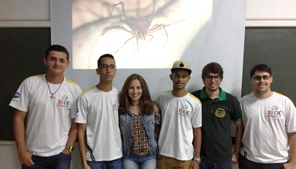 Alunos e coordenadora de Ciências Biológicas, Profa. Daniele, em noite de apresentação do trabalho sobre registro inédito no XI CIC (Fotos: Acervo Pessoal).