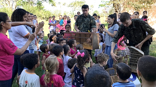 Pássaros foram soltos pela PM Ambiental com a participação de crianças do Centro de Recreação e educação Infantil de Adamantina (CREIA), da Instituição Solidária Carlos Pegoraro (Fotos: Siga Mais).