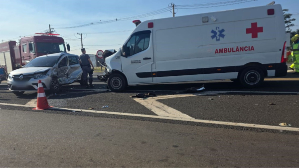 O automovel Sandero interceptou a ambulancia que se deslocava pela rodovia (Foto Cedida: Diego Pereira/Portal Mais Tupa).