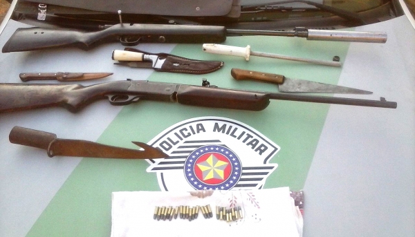 Polícia Ambiental apreendeu duas carabinas, fisga, facas e munições, e prendeu caçador por porte ilegal de armas (Foto: Cedida/Polícia Ambiental).