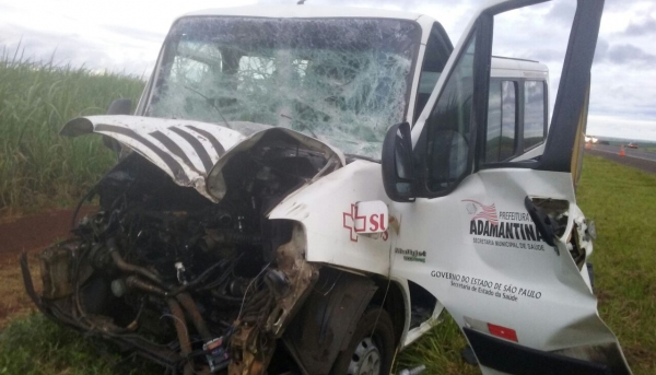 Van para transporte de pacientes ficou parcialmente danificada com o acidente, ao bater na traseira de carreta (Foto: Reprodução).