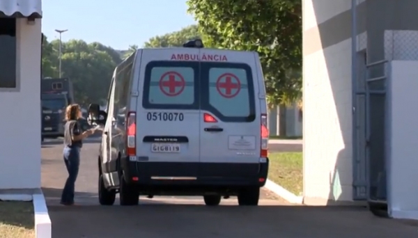 Ambulância no porão de acesso à Penitenciária de Lucélia (Imagem: Reprodução/TV Fronteira).