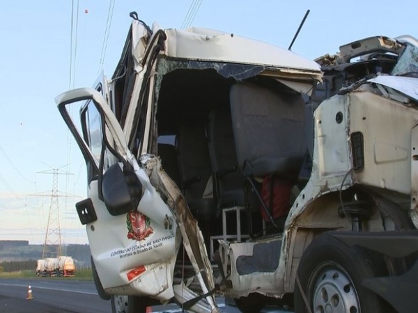 Uma pessoa ficou gravemente ferida e outras duas tiveram ferimentos leves (Foto: Reprodução / TV TEM).