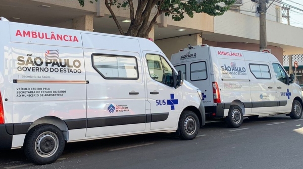 Duas novas ambulâncias recebidas pela Prefeitura de Adamantina (Divulgação/PMA).