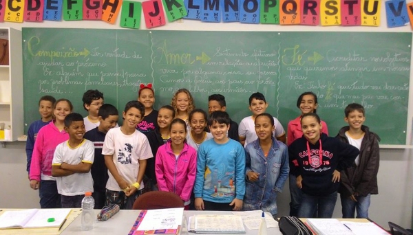 Grupo de alunos da EMEF Teruyo Kikuta, engajado nas ações do concurso de desenho/frase infantil (Foto: Assessoria de Imprensa).