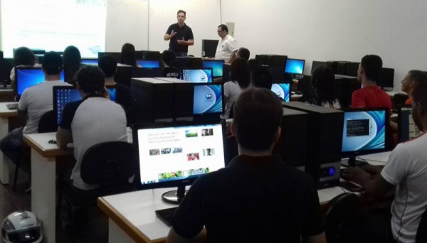 Estudantes das ETECS de Adamantina e Osvaldo Cruz participam do minicurso realizado nos laboratórios da UniFAI (Foto: Cedida/UniFAI).