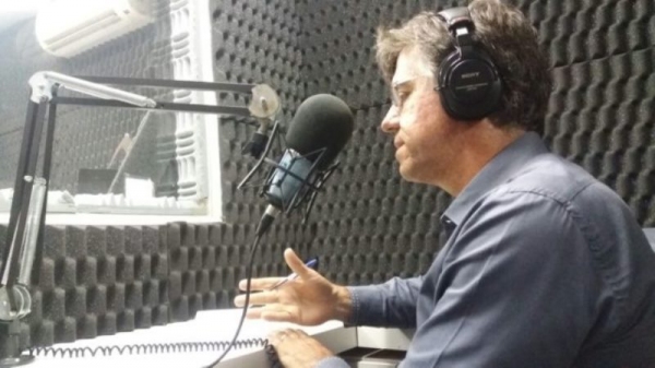 Em entrevista no rádio, prefeito anuncia que empresa de transporte coletivo é multada e Município poderá acionar a Justiça (Foto: Assessoria de Imprensa).