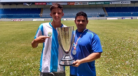 Lucas Ramos e Ricardo Andradina, após a final do Campeonato Paulista Sub-13, em Marília (Acervo Pessoal).