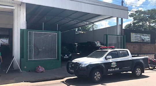 Os 127 veÃculos identificados e bloqueados nesta quarta-feira (17), estavam distribuÃdos em estabelecimentos de comércio de automóveis na cidade de Andradina, em consignação (Fotos: PolÃcia Civil).
