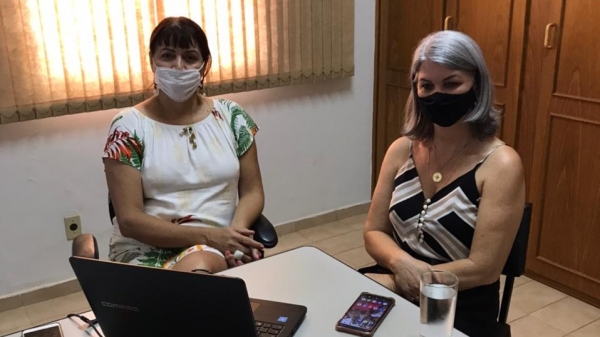 Secretária de assistência Social de Adamantina, Andreia Regina Ribeiro e a presidente do Conselho Municipal da Assistência Social (CMAS), Carmen Cinira Squizatto da Rocha participam de evento virtual de repasse de verbas ao município (Da Assessoria).