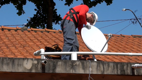 Podem receber equipamento e instala??o gratuitos fam?lias de menor renda inscritas em programas sociais do Governo Federal e que t?m parab?lica tradicional instalada e funcionando (Divulga??o).