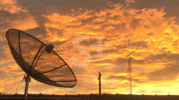Antenas parabólicas tradicionais de recepção de TV precisarão ser substituídas. Para famílias de baixa renda será gratuita a substituição (Arquivo/Siga Mais).