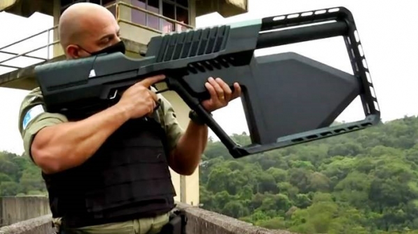 Dispositivo interfere no link de dados, fazendo com que a comunicação entre o infrator e o drone seja interrompida e o profissional operador do antidrone assuma imediatamente o seu controle, podendo fazê-lo voltar à origem, forçar sua descida ou mantê-lo em voo estacionário (Divulgação/SAP).
