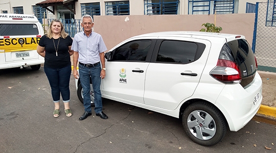 Diretora administrativa, Érica e vice-presidente da APAE, Luiz Carlos Bocchi junto ao veículo adquirido com recursos da Campanha Imposto de Renda do Bem (Fotos: Assessoria de Imprensa/IR do Bem).