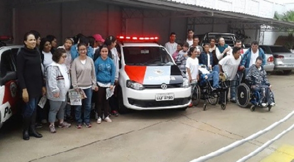 Alunos da APAE conhecem instalações do quartel da PM em Adamantina (Foto: Cedida/PM).