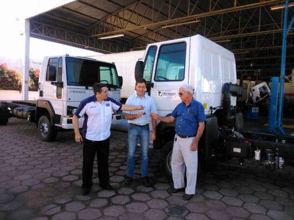 Maurício Konradi (CATI) e Antonio Manzano (APPRAR) recebe chave do caminhão zero quilômetro