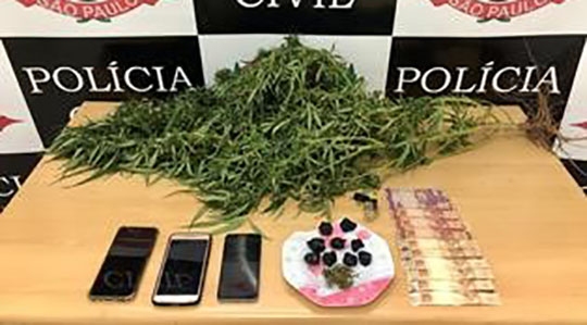 Droga, celulares e dinheiro foram apreendidos na operação (Foto: Cedida/Polícia Civil).