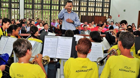 Polo do Projeto Guri de Adamantina oferece aulas de clarinete, contrabaixo acústico, coral infantil, coral juvenil, eufônio, flauta transversal, percussão, saxofone, trombone, trompete, viola, violino e violoncelo (Arquivo).