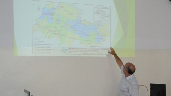 Prof. José Aparecido apresenta programa de Educação Ambiental aos docentes da Diretoria de Ensino região de Adamantina (Foto: Priscila Caldeira).