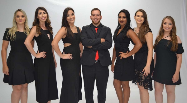 Patrícia Leite dos Santos, Natalia Silveira Rodrigues de Souza, Gabryela Sichieri da Silva, Rafael do Carmo Gea Vallezi, Elizandra Thais Rocha Salles, Caroline Silva Crepaldi e Camila Milanezi Grizante comemoram aprovação no Exame da OAB (Foto: Priscila Caldeira).