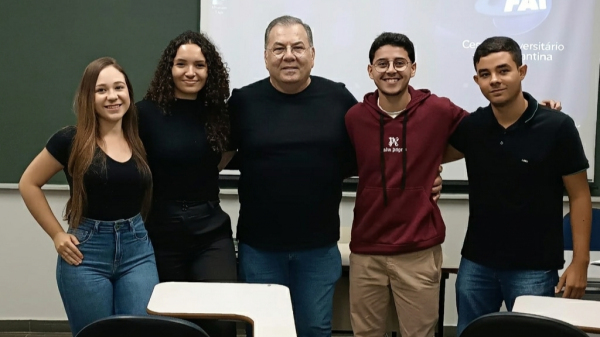 Os quatro alunos aprovados com o professor Dr. Buchala ao centro (Cedida).