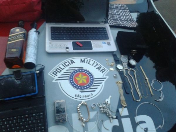 Notebook, tablete, bebida, jóias e relógios furtados em Adamantina e recuperados pela PolÃcia Militar (Foto: PolÃcia Militar/Cedida).