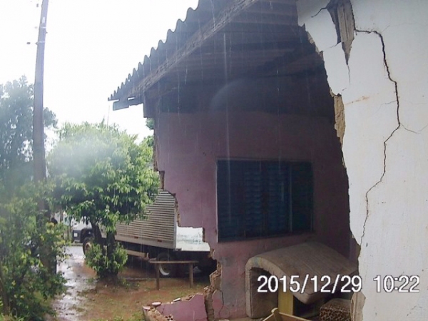 Nesta casa, parede do quarto caiu decorrente de infiltrações de chuva (Foto: Cedida/Bombeiros).