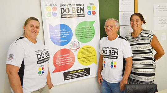 Presidente do CMDCA, Érica Grespi Maião; Presidente do CMI, Wilson Hermenegildo; e Secretária de Assistência Social, Andreia Ribeiro, agradecem aos doadores (Assessoria de Imprensa/IR do Bem).