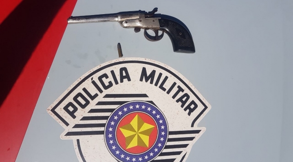 Arma foi apreendida pela PolÃcia Militar na casa do acusado, que foi preso em flagrante (Cedida/PM).