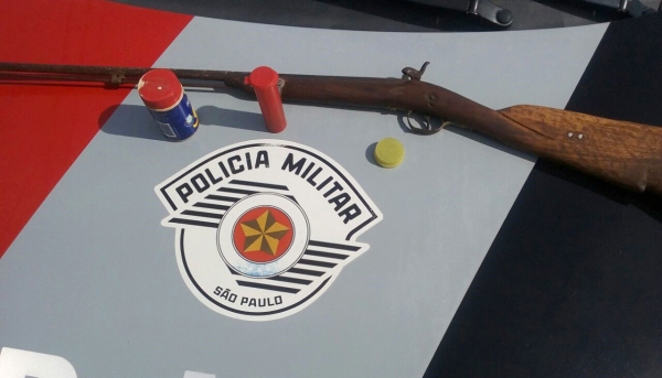 Espingarda calibre .32 foi localizada no porta-malas de carro, em abordagem realizada pela Polícia Militar nas proximidades do Lar dos Velhos (Foto: Cedida/PM).