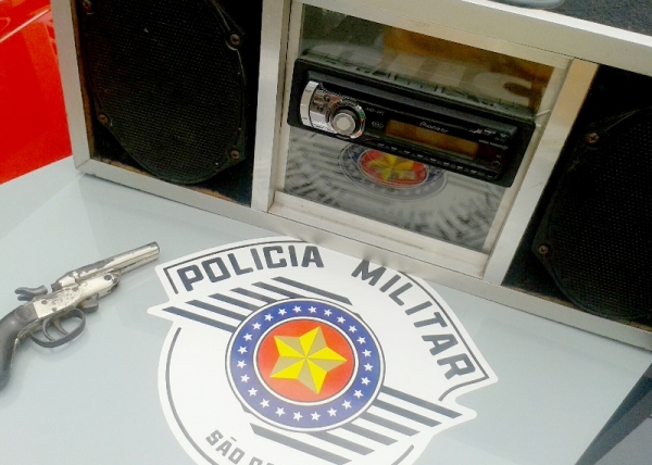 Policia Militar esclarece furto, recupera aparelho de som e localiza arma de fogo na casa de um dos envolvidos no delito (Foto: Cedida/PolÃcia Militar).