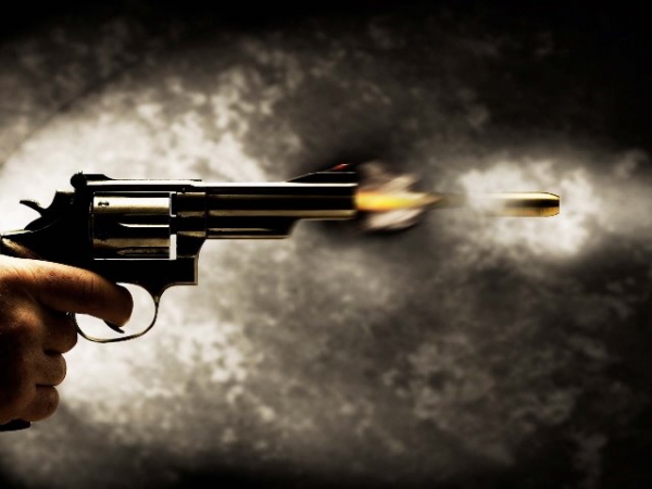 Homem passa com carro, faz três disparos e atinge rapaz na coxa. VÃtima não corre risco de morte (Imagem: Ilustração).