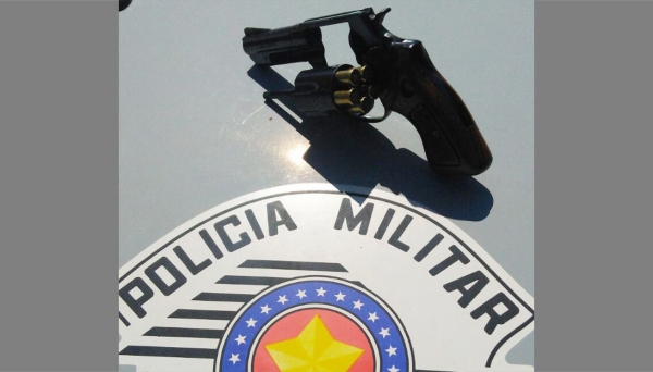 Revólver usado no crime em Ouro Verde foi encontrado pela PM (Foto: Cedida/Polícia Militar).