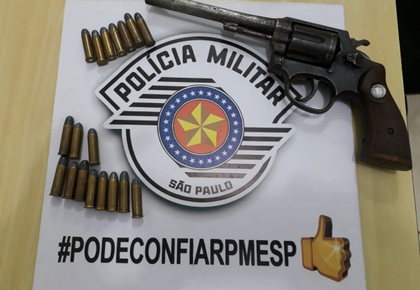 Arma e munições foram apreendidas. Envolvidos no porte ilegal da arma foram presos pela PolÃcia e liberados pela Justiça para responder ao processo em liberdade (Foto: Cedida/PM).