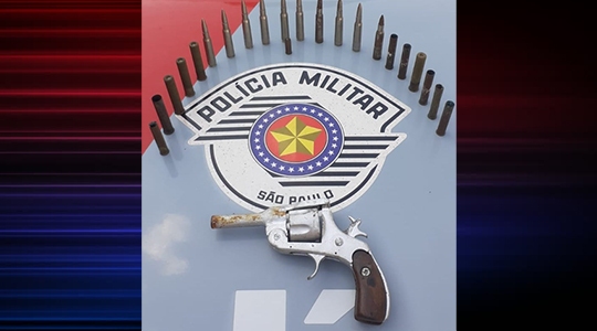 Arma e munições foram encontradas em uma propriedade rural, em Adamantina (Foto: Cedida/PM).